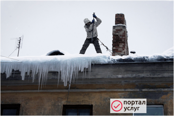 Фото Чистка кровли от сосулек