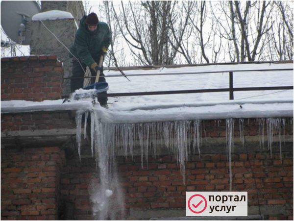 Фото Уборка крыш от снега.