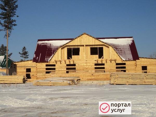Фото Опытные плотники построят дом.