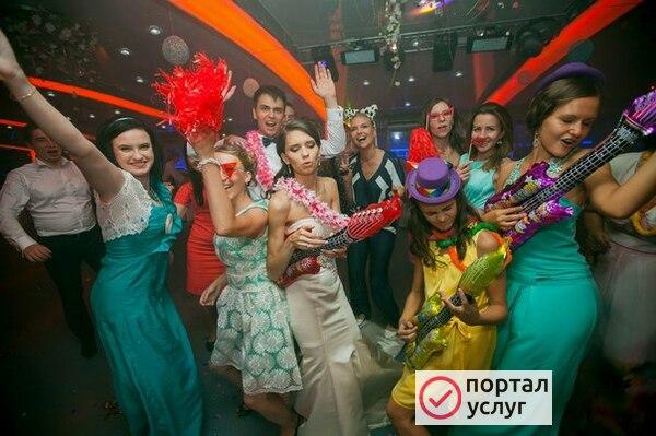Фото      ведущая и музыканты 