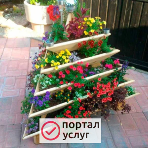 Фото Пирамида из дерева, клумба.