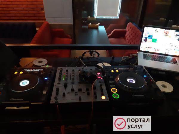 Фото Dj с оборудованием