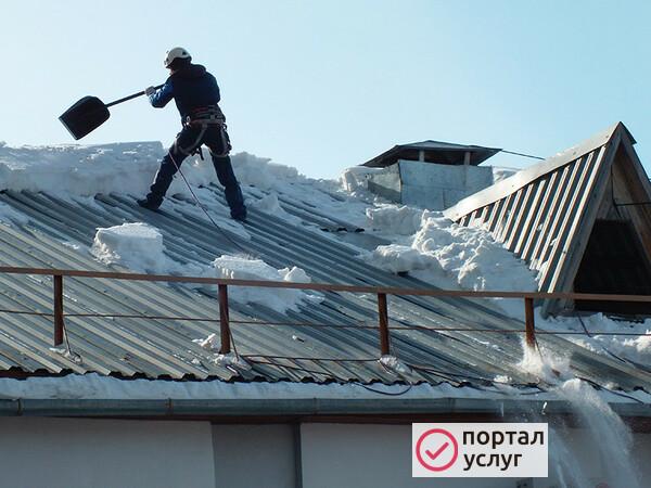 Фото Уборка снега с крыш и территории