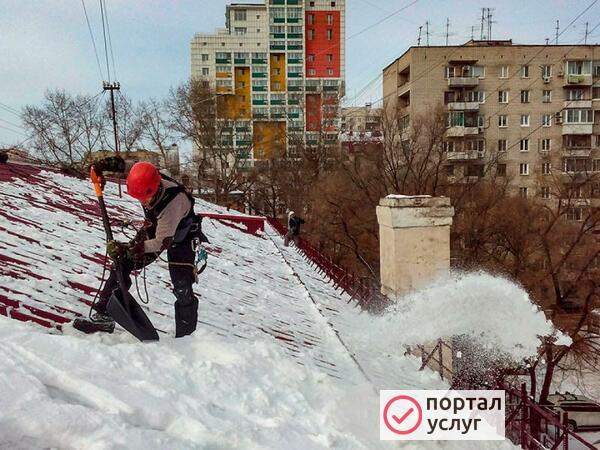 Фото Уборка снега с крыш и территории