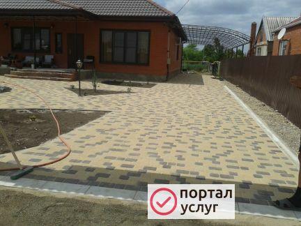 Фото Уладка тротуарной плитки