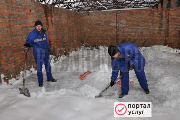 Фото Уборка снега вручную