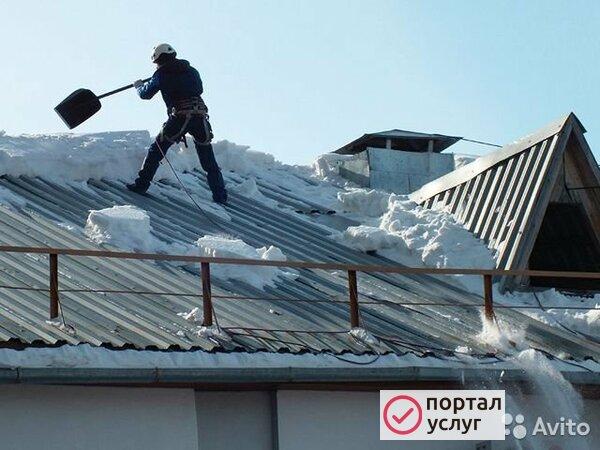 Фото Уборка снега с крыш, альпинист