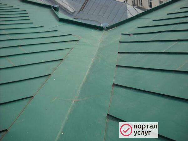 Фото Протекает металлическая крыша зимой?
