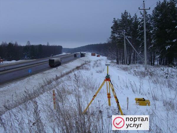 Фото Геодезист. Геодезические работы. Вынос границ участка.