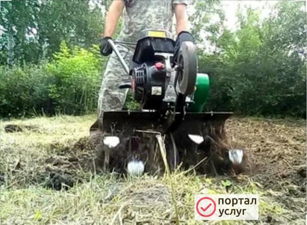 Фото Вспашка земли мотоблоком