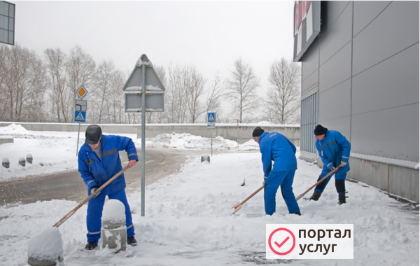 Фото Ручная уборка снега