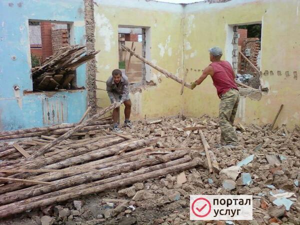 Фото Разнорабочие ломаем сараи дома дачи