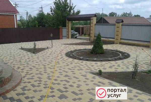 Фото Уладка тротуарной плитки