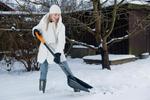 Уборка снега лопатами 