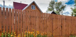 Забор деревянный из заборной доски и штакетника
