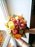 Букеты из фруктов и цветов