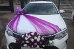 Белая Toyota Camry на свадьбу
