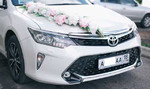 Новая белоснежная Toyota Camry с водителем