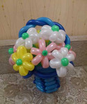 Корзина с цветами из воздушных шаров