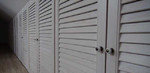 Шкафы с жалюзийными дверцами из 100 массива