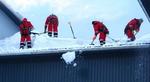 Уборка снега с крыши, чистка крыш от снега