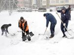 Убрать снег лопатами