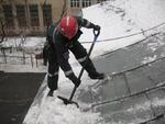 Уборка снега с крыш в Кемерово промышленными альпинистами