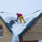 Уборка снега с крыши, лопатами, снегоотбрасывателе