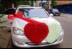 Свадебные украшения на автомобиль в Красном цвете
