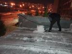 Уборка снега лопатами в Ижевске 