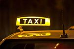 Водитель такси на желтых номерах
