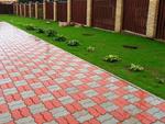 Укладка тротуарной плитки по специальному дизайну в частном доме на садовых дорожках или дачной площадке.