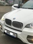 Белая BMW X6 с водителем.