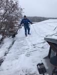Уборка снега с крыши 
