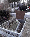 Уборка могил на кладбище